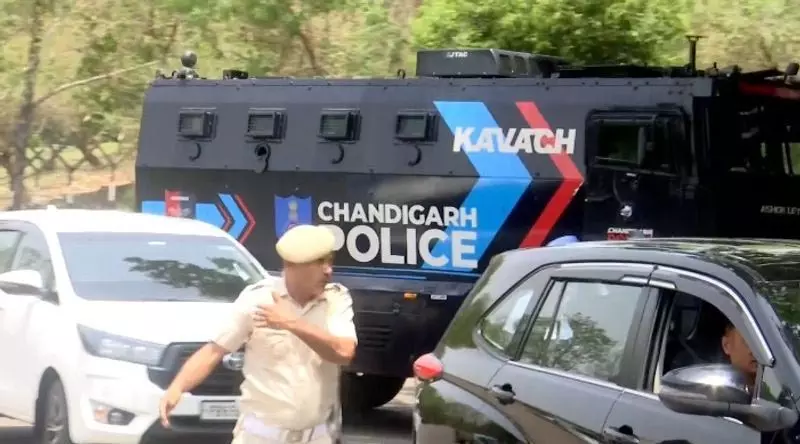 Haryana सिविल सचिवालय में बम की झूठी धमकी के बाद उसे खाली कराया गया Haryana सिविल सचिवालय में बम की झूठी धमकी के बाद उसे खाली कराया गया