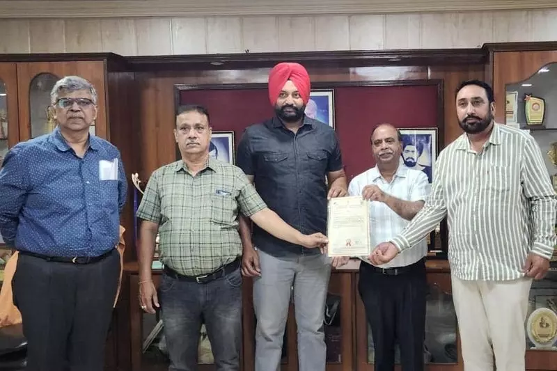 हिंदू कॉलेज के प्रोफेसर ने क्रिकेटरों के लिए AI फील्डिंग डिवाइस का पेटेंट कराया हिंदू कॉलेज के प्रोफेसर ने क्रिकेटरों के लिए AI फील्डिंग डिवाइस का पेटेंट कराया