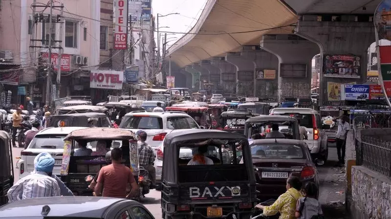 Amritsar बस स्टैंड के बाहर बार-बार लगने वाले ट्रैफिक जाम से यात्रियों की परेशानी बढ़ी Amritsar बस स्टैंड के बाहर बार-बार लगने वाले ट्रैफिक जाम से यात्रियों की परेशानी बढ़ी