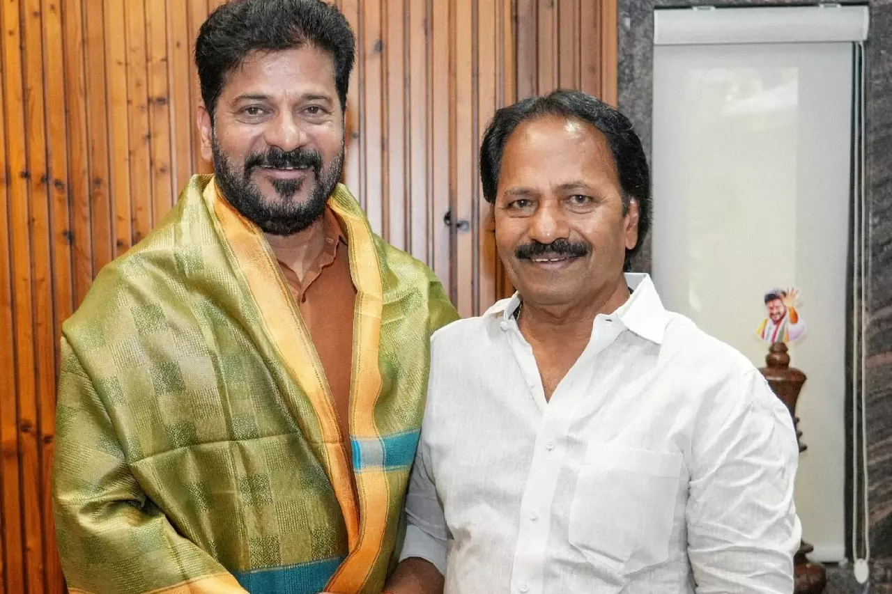 Producer ए एम रत्नम ने की मुख्यमंत्री से मुलाकात, टिकट दरों में बढ़ोतरी की मांग रखी Producer ए एम रत्नम ने की मुख्यमंत्री से मुलाकात, टिकट दरों में बढ़ोतरी की मांग रखी