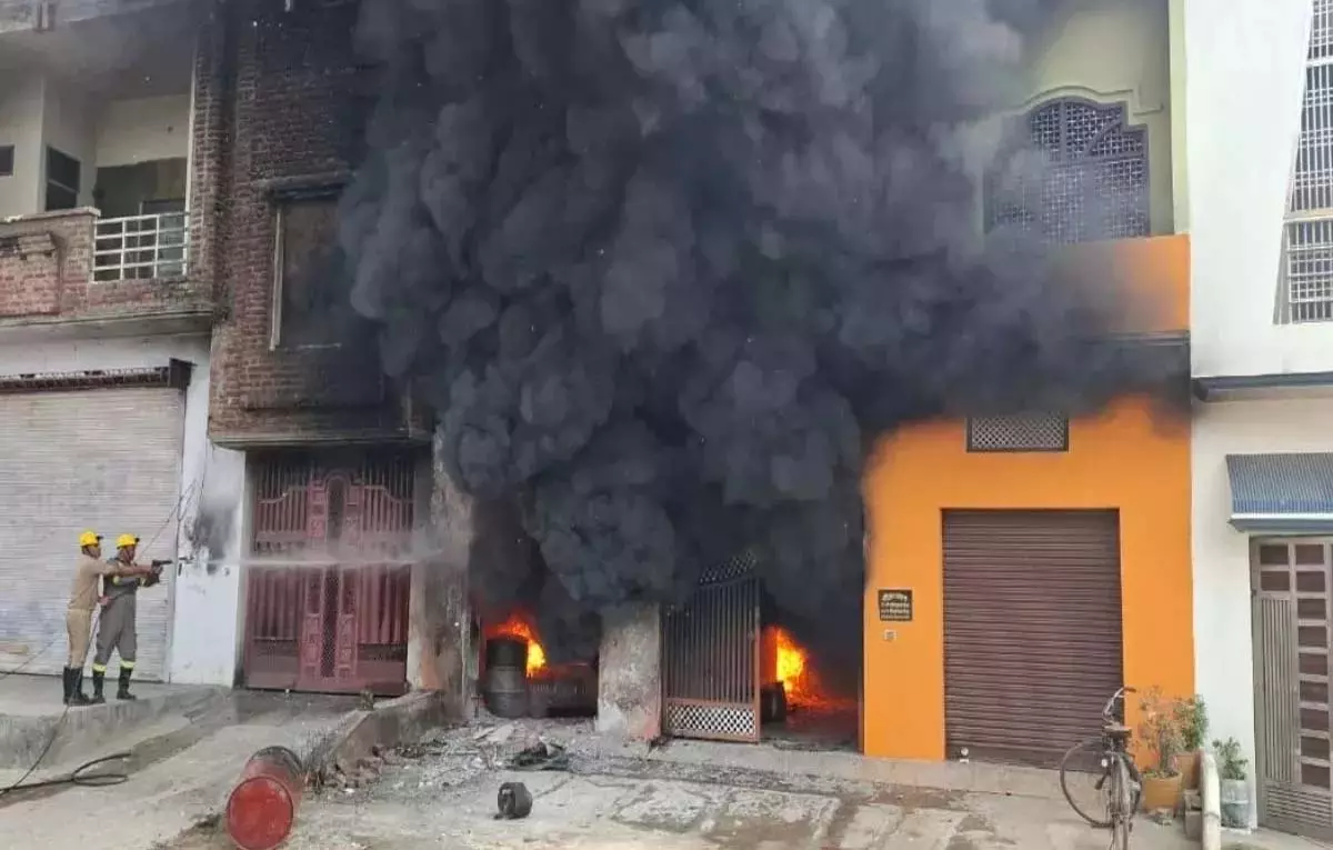 Sambhal: अग्निकांड से टली शादी, पड़ोसी की तहरीर पर FIR दर्ज Sambhal: अग्निकांड से टली शादी, पड़ोसी की तहरीर पर FIR दर्ज