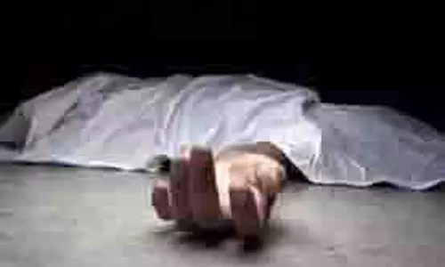 UP News: 10 मिनट की आंधी ने मचाया तूफान, पेड़ के नीचे दबकर युवक की मौत