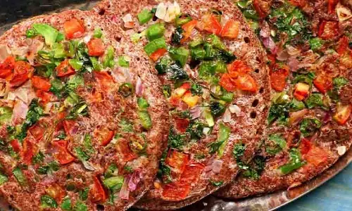 Ragi Uttapam: स्वाद और सेहत के मिश्रण से करें सुबह की शुरुआत Ragi Uttapam: स्वाद और सेहत के मिश्रण से करें सुबह की शुरुआत