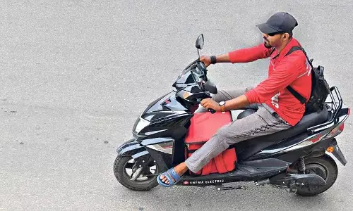 Hyderabad में फूड डिलीवरी राइडर्स बन रहे यातायात खतरा