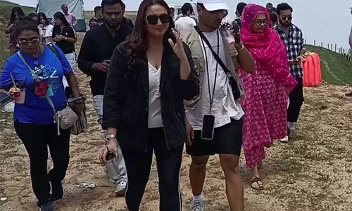 Huma Qureshi ने नत्थाटॉप, पटनीटॉप का दौरा किया, पर्यटकों के साथ सेल्फी ली