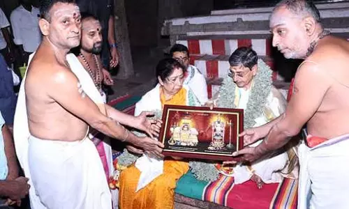 Tamil Nadu : राज्यपाल ने श्रीरंगम और थिरुवनकावल मंदिरों का दौरा किया Tamil Nadu : राज्यपाल ने श्रीरंगम और थिरुवनकावल मंदिरों का दौरा किया