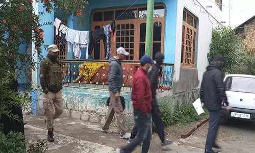 J-K Police की काउंटर इंटेलिजेंस विंग ने आतंकी लिंक मामले में कश्मीर घाटी में छापेमारी की