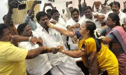 निगम बैठक में झड़प: DMK महिला पार्षद ने AIADMK पार्षदों को थप्पड़ मारा