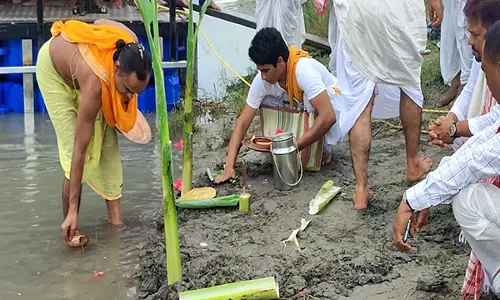Assam: ब्रह्मपुत्र के अफला घाट पर दखिनपत सत्र के भक्तों ने सुरक्षा और समृद्धि के लिए प्रार्थना की