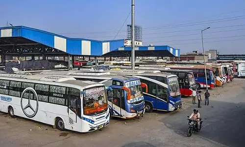Tamil Nadu : चेन्नई लौट रहे लोगों के लिए ओमनी बस का किराया बढ़ा Tamil Nadu : चेन्नई लौट रहे लोगों के लिए ओमनी बस का किराया बढ़ा
