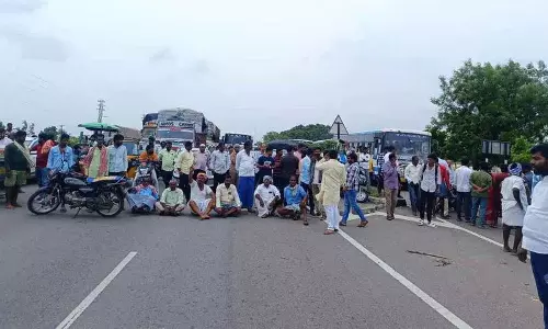 Telangana मेडक में धान खरीद देरी से किसान हुए नाराज, एनएच-161 जाम
