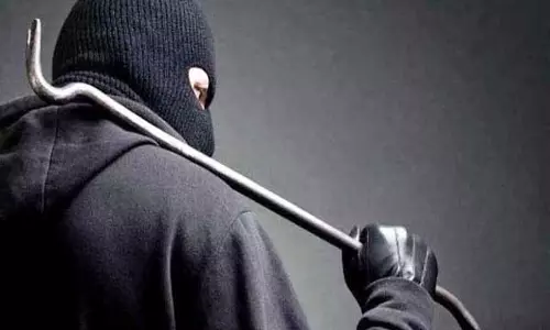 कार्यालय में चोरी: आरोपी गिरफ्तार, 3 मोबाइल, 12 टैबलेट और लैपटॉप चार्जर चुराया