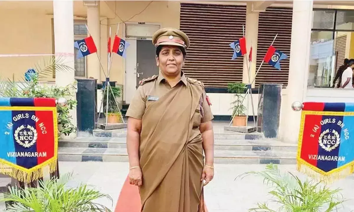 NCC प्रशिक्षण शिविर में विशिष्ट सेवा के लिए कैप्टन सत्यवेणी को सम्मानित किया गया