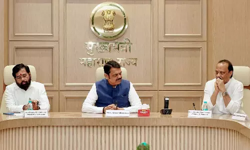 Maharashtra : सीएम ने संचार कौशल को लेकर एकनाथ शिंदे और अजित पवार पर कटाक्ष किया