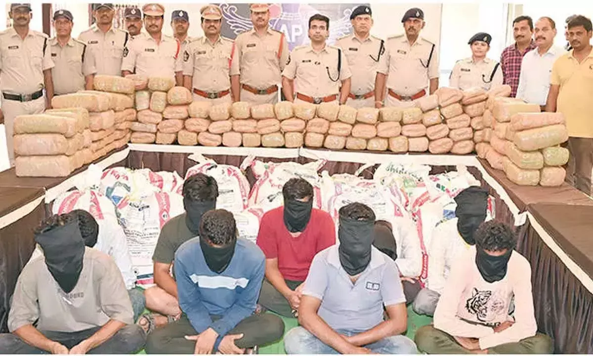 Andhra: पुलिस ने 750 किलो गांजा जब्त किया Andhra: पुलिस ने 750 किलो गांजा जब्त किया