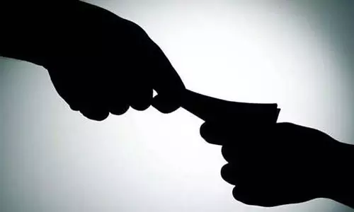 Mumbai : वाशी में भूमि रिकॉर्ड क्लर्क को 3,000 रुपये की रिश्वत लेते रंगे हाथों पकड़ा गया Mumbai : वाशी में भूमि रिकॉर्ड क्लर्क को 3,000 रुपये की रिश्वत लेते रंगे हाथों पकड़ा गया
