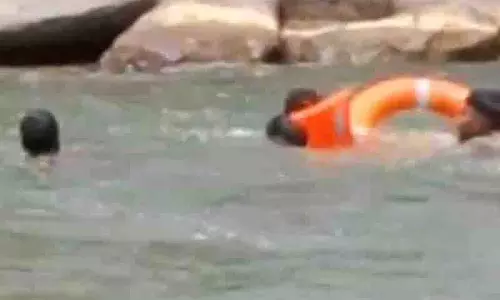 MP News: बेतवा नदी में डूब रहे थे 2 युवक, तभी देवदूत बनकर आया चायवाला MP News: बेतवा नदी में डूब रहे थे 2 युवक, तभी देवदूत बनकर आया चायवाला