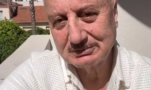 Anupam Kher ने विनय पाठक को कश्मीरी व्यंजनों से परिचित कराया