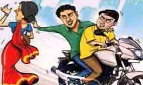 UP News: बेटे के साथ जा रही महिला से बदमाशों ने लूटी चेन UP News: बेटे के साथ जा रही महिला से बदमाशों ने लूटी चेन