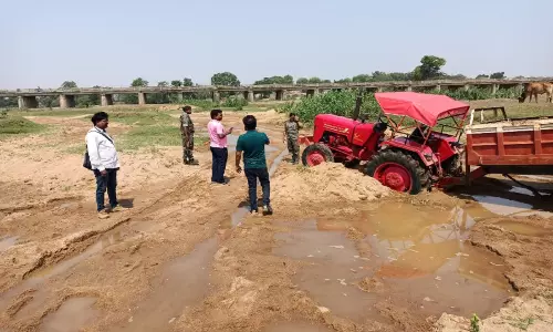 Latehar: डीएमओ ने अवैध बालू लदे चार ट्रैक्टर किए जब्त