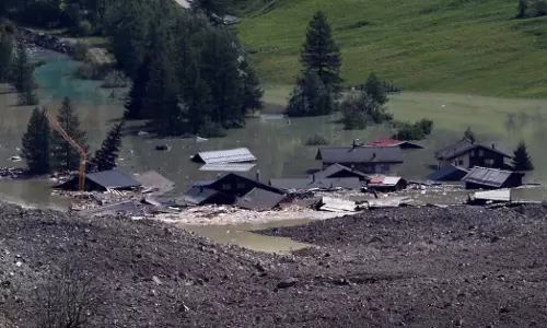 Switzerland: ग्लेशियर टूटने से मचा हाहाकार, बर्फ-कीचड़ में समाया गांव Switzerland: ग्लेशियर टूटने से मचा हाहाकार, बर्फ-कीचड़ में समाया गांव
