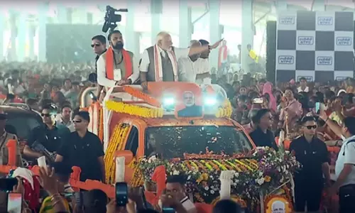 खुली गाड़ी पर सवार होकर मंच तक पहुंचे पीएम मोदी, बिक्रमगंज से प्रदेश को दी 48,520 करोड़ रुपये की सौगात