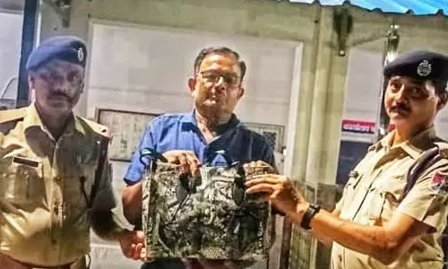 Ballia: ट्रेन में छूटा था महिला का पर्स, जीआरपी ने तलाश कर लौटाया Ballia: ट्रेन में छूटा था महिला का पर्स, जीआरपी ने तलाश कर लौटाया