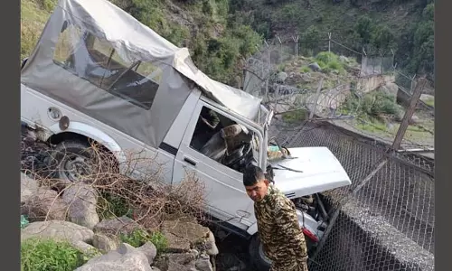 Jammu-Kashmir: पुलिस वाहन दुर्घटनाग्रस्त, 8 जवान घायल