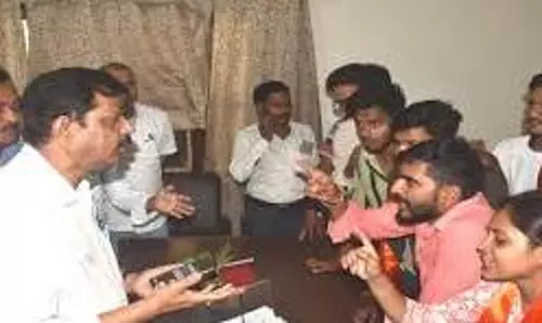 Bareilly: सपा कार्यकर्ताओं संग फोटो वायरल होने पर प्राचार्य व चीफ प्रॉक्टर पर सवाल Bareilly: सपा कार्यकर्ताओं संग फोटो वायरल होने पर प्राचार्य व चीफ प्रॉक्टर पर सवाल