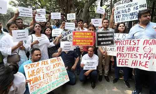 सरकारी जमीन पर निजी स्कूलों की फीस बढ़ोतरी पर सुप्रीम कोर्ट का शिक्षा विभाग को नोटिस सरकारी जमीन पर निजी स्कूलों की फीस बढ़ोतरी पर सुप्रीम कोर्ट का शिक्षा विभाग को नोटिस