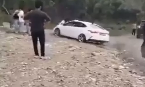 Dehradun: वाहनों की टक्कर के बाद पुलिस ने नौ युवकों को हिरासत में लिया Dehradun: वाहनों की टक्कर के बाद पुलिस ने नौ युवकों को हिरासत में लिया