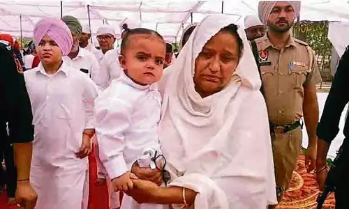 प्रशंसकों की भीड़ ने Punjabi गायक को दी श्रद्धांजलि, माता-पिता ने की न्याय की मांग