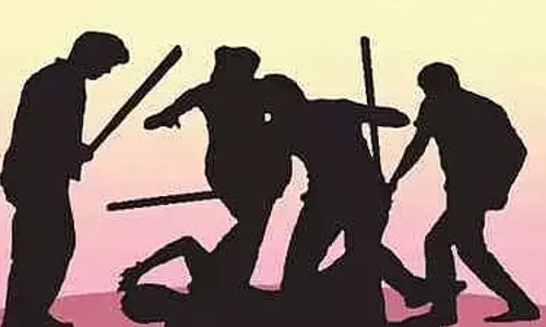 MP : जबलपुर में दो परिवारों के बीच लड़ाई रोकने की कोशिश में महिला के सिर पर चोट लगने से मौत MP : जबलपुर में दो परिवारों के बीच लड़ाई रोकने की कोशिश में महिला के सिर पर चोट लगने से मौत