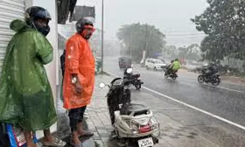 Kerala में भारी बारिश से कई इलाकों में बाढ़, विझिनजाम में नाव पलटी Kerala में भारी बारिश से कई इलाकों में बाढ़, विझिनजाम में नाव पलटी