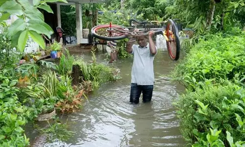 Kerala: भारी बारिश से राज्य में हाहाकार, ट्रेनें लेट, तीन की मौत