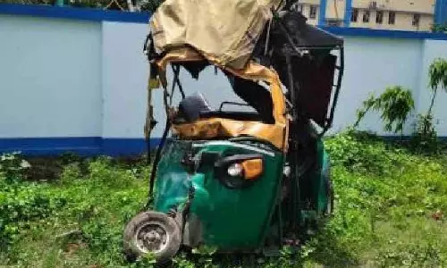Bengal: दो ट्रकों की ऑटोरिक्शा से टक्कर में पांच की मौत Bengal: दो ट्रकों की ऑटोरिक्शा से टक्कर में पांच की मौत