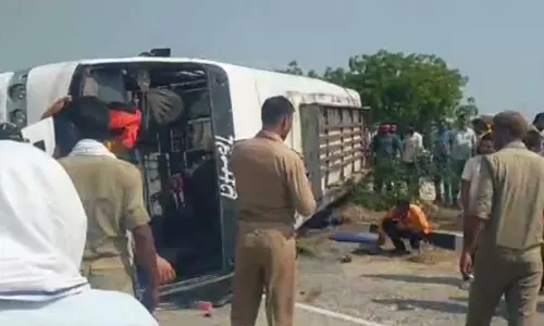 बस पलटने से चार की मौत, 15 लोग घायल बस पलटने से चार की मौत, 15 लोग घायल