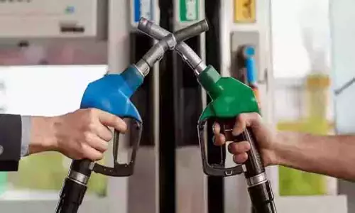 Chennai में पेट्रोल और डीजल की कीमतें देखें Chennai में पेट्रोल और डीजल की कीमतें देखें