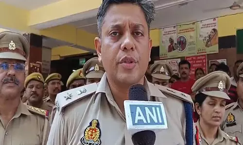 Jaunpur में बस पलटने से 4 लोगों की मौत, 15 घायल Jaunpur में बस पलटने से 4 लोगों की मौत, 15 घायल