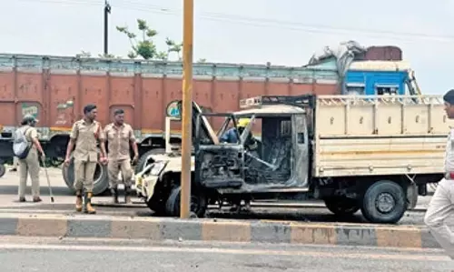 Odisha में दुर्घटना में दो बुजुर्गों की मौत के बाद भीड़ ने वैन में आग लगा दी