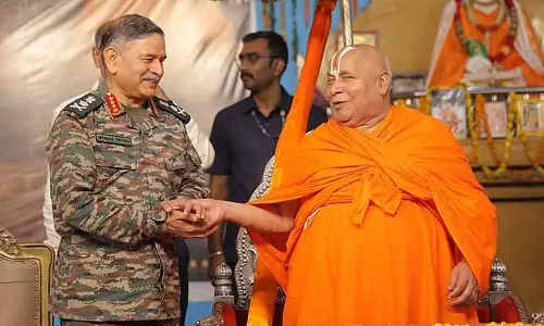 सेना प्रमुख ने वर्दी में मठ प्रमुख से की मुलाकात सोशल मीडिया पर वायरल सेना प्रमुख ने वर्दी में मठ प्रमुख से की मुलाकात सोशल मीडिया पर वायरल