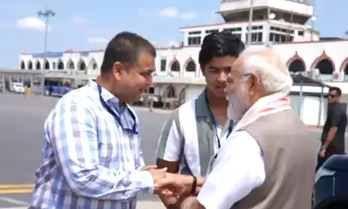 BIG BREAKING: एयरपोर्ट पर प्रधानमंत्री मोदी ने इस युवा क्रिकेट खिलाड़ी से मुलाकात की, पैर छूकर पीएम से आशीर्वाद लिया