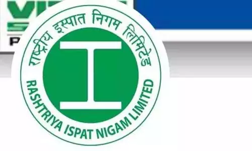 हड़ताली कर्मचारियों को धमकाने के बजाय बातचीत करें, HRF ने VSP से कहा