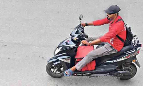 Hyderabad: तेज गति से खाना पहुंचाने वाले लड़के यातायात के लिए खतरा