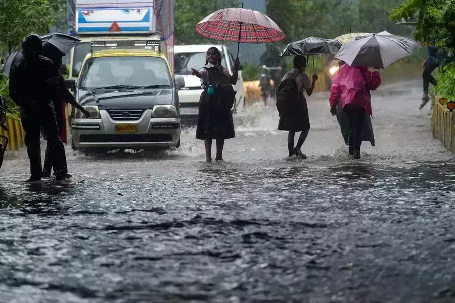 Kerala में भारी बारिश तीन जिलों में रेड अलर्ट, स्कूल बंद Kerala में भारी बारिश तीन जिलों में रेड अलर्ट, स्कूल बंद