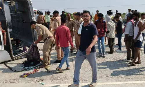 Jaunpur: यात्रियों से भरी बस पलटी, कई घायल; पांच की मौत