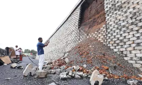राष्ट्रीय राजमार्ग ध्वस्त; राष्ट्रीय राजमार्ग प्राधिकरण पुनः खोलने पर सहमत