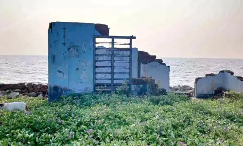 Kerala: लहरों ने मिटा दी सीमाएं, कडप्पुरम गांव चिंतित Kerala: लहरों ने मिटा दी सीमाएं, कडप्पुरम गांव चिंतित
