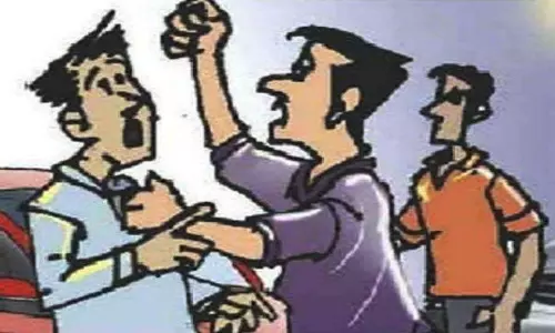 Aligarh: अश्लील संदेश भेजने के आरोप में एसवी कॉलेज के प्रोफेसर की पिटाई