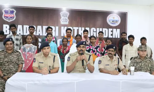 17 CPI कैडरों ने भद्राद्री कोठागुडेम पुलिस के सामने आत्मसमर्पण कर दिया